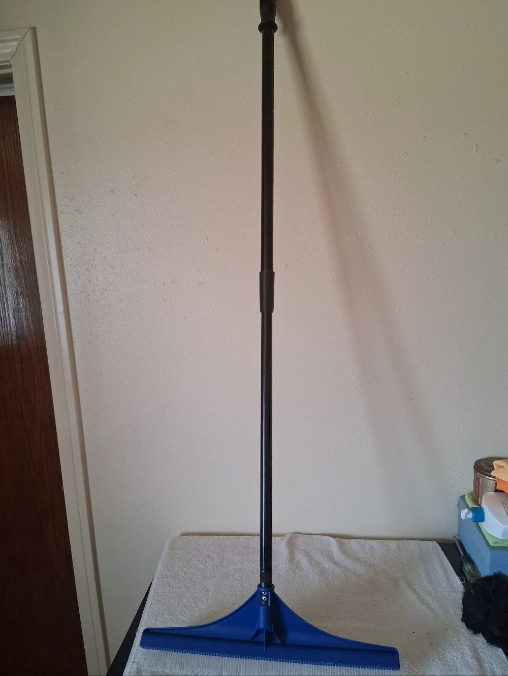 New 18" Carpet Rake 51" Telescope Handle Plastic Light Weight Black Blue Nwot - Picture 4 of 8